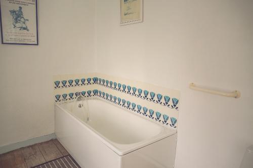 Bathroom, Chateau De Grosfy in Eslettes Bathroom, Chateau De Grosfy in Eslettes