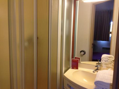 ห้องน้ำ, Hotel & Residence Sarcelles in ซาลเซล ห้องน้ำ, Hotel & Residence Sarcelles in ซาลเซล