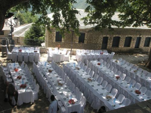 Ételek és italok, Stavraetos in Sirako Ételek és italok, Stavraetos in Sirako