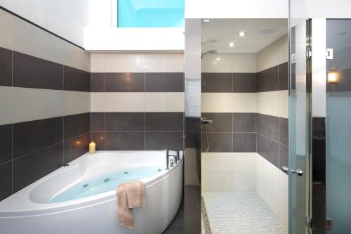 Zuhanyzó, Luxury Panorama Vila with amazing Seaview in Gondolici 7 km from Rabac in Gondolici Zuhanyzó, Luxury Panorama Vila with amazing Seaview in Gondolici 7 km from Rabac in Gondolici