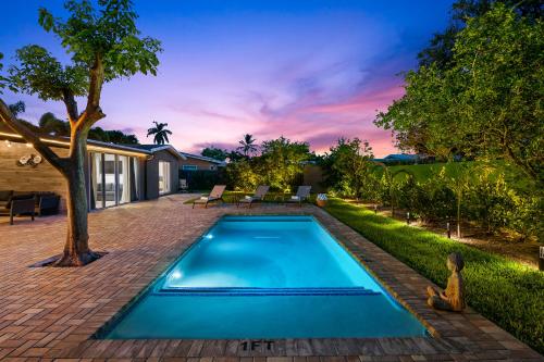 Neat House - Family Home Close to the beach heated pool