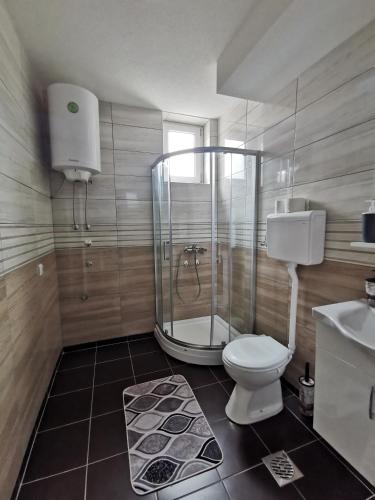 Baño, Cozy Corner Apartments - Free parking & Wi-fi in Cuprija Baño, Cozy Corner Apartments - Free parking & Wi-fi in Cuprija