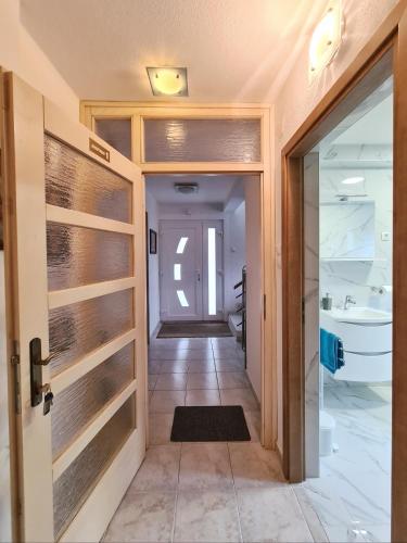 ทางเข้า, Apartment Garden in สลุนจ์ ทางเข้า, Apartment Garden in สลุนจ์