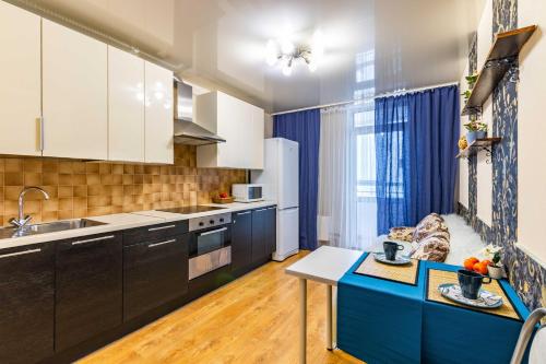 Kitchen, Апартаменты Гостиныи Дворъ и Ко Автовокзал in Yekaterinburg Kitchen, Апартаменты Гостиныи Дворъ и Ко Автовокзал in Yekaterinburg
