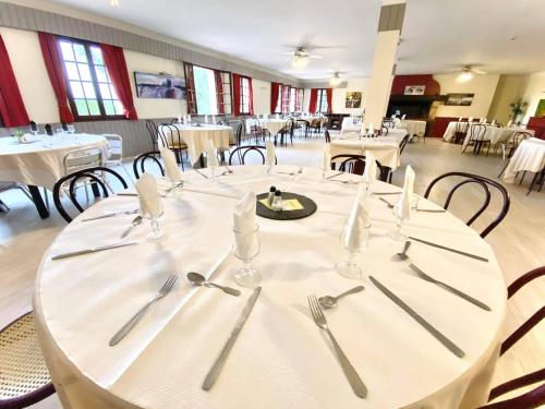Restaurant, ULVF Les résidences du Colombier in Frejus City Center Restaurant, ULVF Les résidences du Colombier in Frejus City Center
