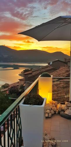 Balcony/terrace, La terrazza sul lago in Castel Di Tora Balcony/terrace, La terrazza sul lago in Castel Di Tora
