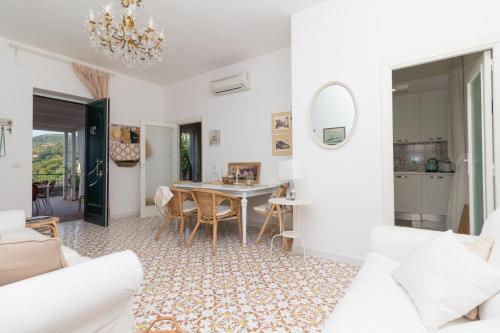 Villa Carlotta - Relax a due passi dal mare in Punta Lagno Villa Carlotta - Relax a due passi dal mare in Punta Lagno
