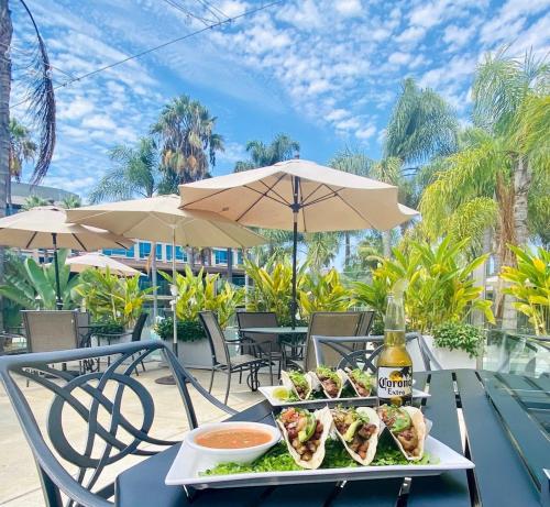 Bar/lounge, DoubleTree by Hilton San Diego Bayside in Roseville-Fleet Ridge Bar/lounge, DoubleTree by Hilton San Diego Bayside in Roseville-Fleet Ridge