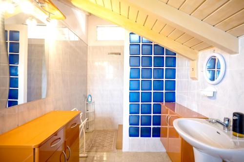Phòng tắm, Maison vue sur mer à Vieux-Habitants + Terrasse (Maison vue sur mer a Vieux-Habitants + Terrasse) in Vieux-Habitants Phòng tắm, Maison vue sur mer à Vieux-Habitants + Terrasse (Maison vue sur mer a Vieux-Habitants + Terrasse) in Vieux-Habitants