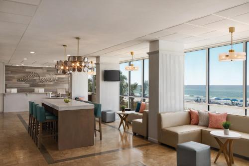 Lobby, Radisson Beachfront Hotel - Panama City Beach in Panama City (FL) Lobby, Radisson Beachfront Hotel - Panama City Beach in Panama City (FL)