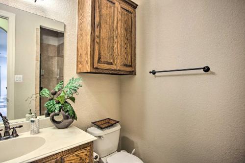 화장실, Expansive Texas Home about 4 Mi to Grapevine Lake! in 플라워 마운드 화장실, Expansive Texas Home about 4 Mi to Grapevine Lake! in 플라워 마운드