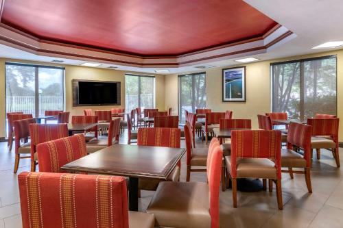 餐飲選擇, 皮爾斯堡I - 95號舒適套房酒店 (Comfort Suites Fort Pierce I-95) in 皮爾斯堡 (FL) 餐飲選擇, 皮爾斯堡I - 95號舒適套房酒店 (Comfort Suites Fort Pierce I-95) in 皮爾斯堡 (FL)