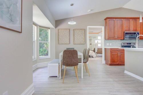 Hot Tub, Breakfast, Game Room, & Close to Beaches in North Port (FL) Hot Tub, Breakfast, Game Room, & Close to Beaches in North Port (FL)
