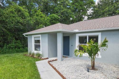 Hot Tub, Breakfast, Game Room, & Close to Beaches in North Port (FL) Hot Tub, Breakfast, Game Room, & Close to Beaches in North Port (FL)