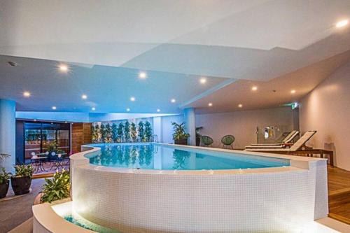 Swimming pool, Luxe 2BR Executive Apartment Kingston Pool Parking WiFi BBQ Wine in Kingston Swimming pool, Luxe 2BR Executive Apartment Kingston Pool Parking WiFi BBQ Wine in Kingston