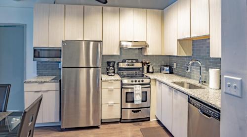 Kitchen, 2 Bedroom Fully Furnished Apartment near Emory University Hospital Midtown in Atlanta (GA) Kitchen, 2 Bedroom Fully Furnished Apartment near Emory University Hospital Midtown in Atlanta (GA)