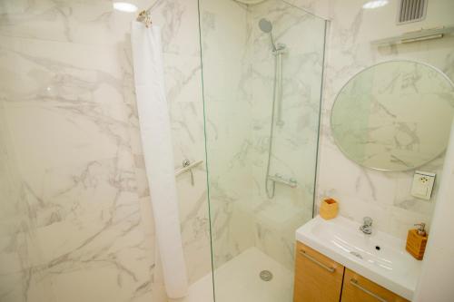 Bathroom, L'Estival Room Logement en Colocation in Le Plessis-Robinson Bathroom, L'Estival Room Logement en Colocation in Le Plessis-Robinson