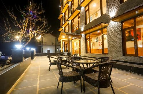 Entrance, Smugglers Resort By West Western in Manali Entrance, Smugglers Resort By West Western in Manali
