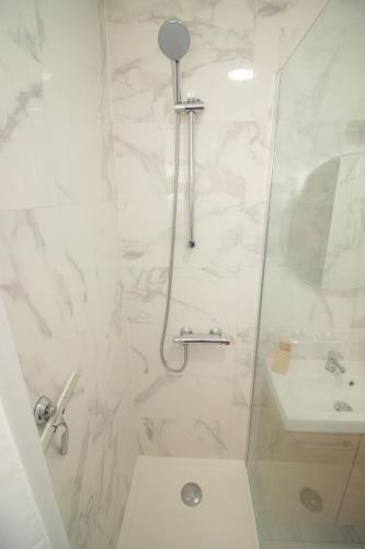 Bathroom, La Garden Room Logement en Colocation in Le Plessis-Robinson Bathroom, La Garden Room Logement en Colocation in Le Plessis-Robinson