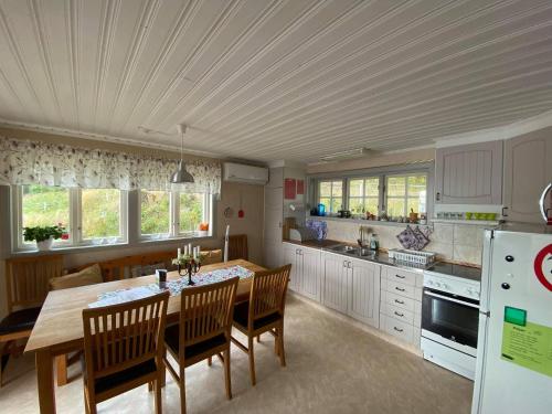 Konyha, Joarsbo, Stuga 1, Sjölyckan (Joarsbo, Stuga 1, Sjolyckan) in Kalv Konyha, Joarsbo, Stuga 1, Sjölyckan (Joarsbo, Stuga 1, Sjolyckan) in Kalv