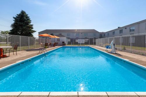 Swimming pool, Days Inn by Wyndham Sandusky / Cedar Point in Sandusky (OH) Swimming pool, Days Inn by Wyndham Sandusky / Cedar Point in Sandusky (OH)
