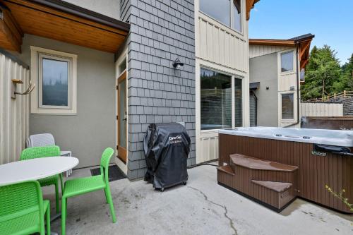 Spacious Modern Ski-in Ski-out with Hot Tub Townhouse in Sun Peaks (BC) Spacious Modern Ski-in Ski-out with Hot Tub Townhouse in Sun Peaks (BC)