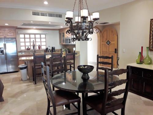 Gorgeous Villa in Cabo with Ocean and Lands End View, private swimmable beach, Pools, sleeps 8 in El Tezal Gorgeous Villa in Cabo with Ocean and Lands End View, private swimmable beach, Pools, sleeps 8 in El Tezal