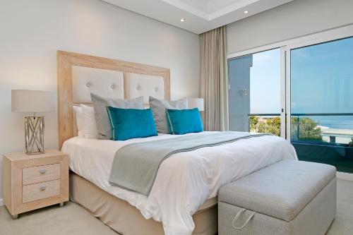Sunset Bay Camps Bay - Villa with pool & sea views