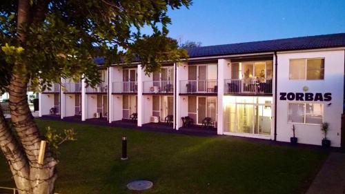佐巴海濱汽車旅館 (Zorba Waterfront Motel) in 巴特曼斯灣 佐巴海濱汽車旅館 (Zorba Waterfront Motel) in 巴特曼斯灣