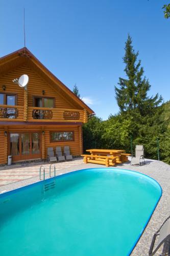 Úszómedence, Kamyanka in Mezhyhirya Úszómedence, Kamyanka in Mezhyhirya