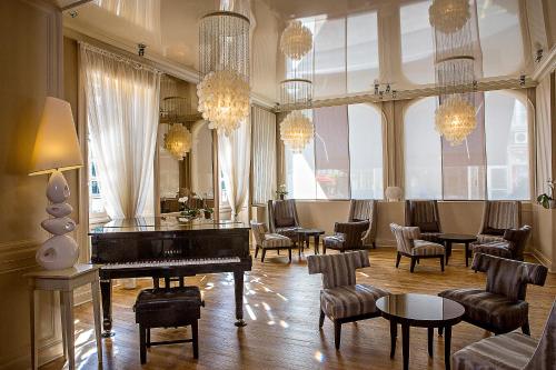 Bar/ Salón, Best Western Grand Hotel De Bordeaux in Aurillac Bar/ Salón, Best Western Grand Hotel De Bordeaux in Aurillac
