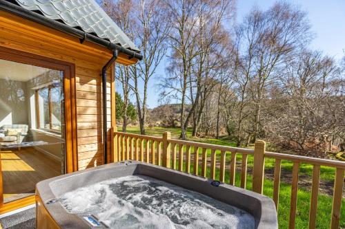 Balcony/terrace, Thistle Lodge 18 with Hot Tub in Beauly Balcony/terrace, Thistle Lodge 18 with Hot Tub in Beauly