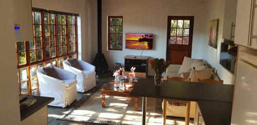 Protea Lodge and Cottage- NO LOADSHEDDING in Lovemore Park Protea Lodge and Cottage- NO LOADSHEDDING in Lovemore Park
