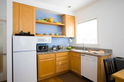 Kitchen, Venice Suites in Venice Beach Kitchen, Venice Suites in Venice Beach