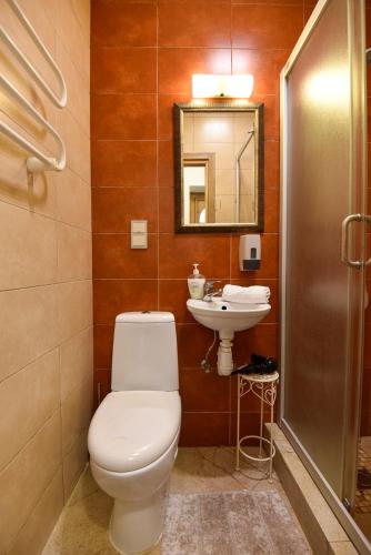 Bathroom, KUBU Loft in Klaipeda Bathroom, KUBU Loft in Klaipeda