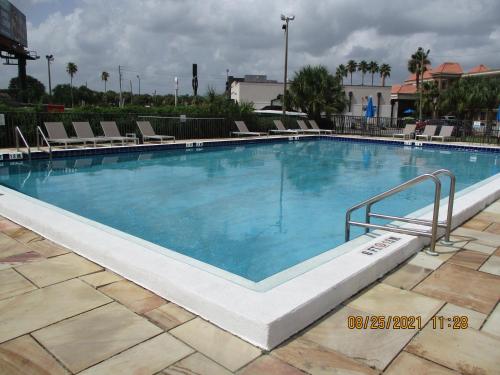 Swimming pool, Quality Inn & Suites Kissimmee by The Lake in Orlando (FL) Swimming pool, Quality Inn & Suites Kissimmee by The Lake in Orlando (FL)