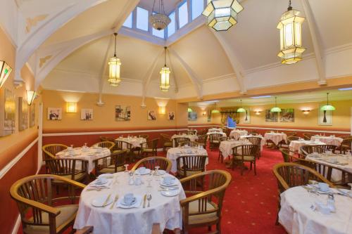 Nhà hàng, Calverts Hotel - Newport, Isle of Wight - RETURN CAR FERRY FROM 89 POUNDS in Isle of Wight Nhà hàng, Calverts Hotel - Newport, Isle of Wight - RETURN CAR FERRY FROM 89 POUNDS in Isle of Wight