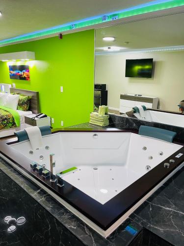 Hot tub, Classic Motor Lodge in West Greenwich Hot tub, Classic Motor Lodge in West Greenwich