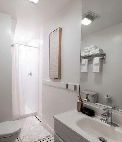 Bathroom, The Metro Hotel near Twin Peaks Bathroom, The Metro Hotel near Twin Peaks