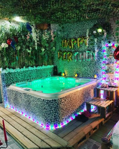 Hot tub, Jungle Vibes - Jacuzzi - Sauna in Yerres Hot tub, Jungle Vibes - Jacuzzi - Sauna in Yerres