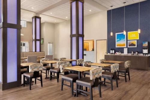 Food and beverages, Days Inn & Suites by Wyndham Bowling Green in Bowling Green (KY) Food and beverages, Days Inn & Suites by Wyndham Bowling Green in Bowling Green (KY)