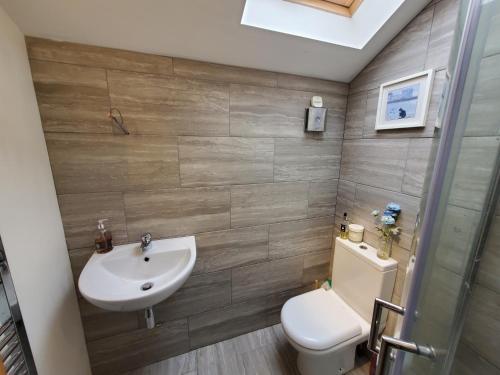 ห้องน้ำ, Cosy cottage in the Blackdown Hills Devon in ดันกีนเวลล์ ห้องน้ำ, Cosy cottage in the Blackdown Hills Devon in ดันกีนเวลล์