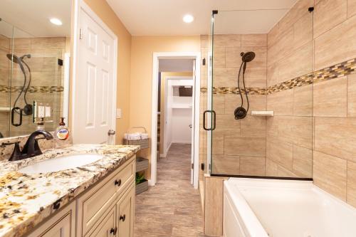 Bathroom, Dream location- Mountain Views, Reservoir trails, small town, close to USAFA in Palmer Lake (CO) Bathroom, Dream location- Mountain Views, Reservoir trails, small town, close to USAFA in Palmer Lake (CO)