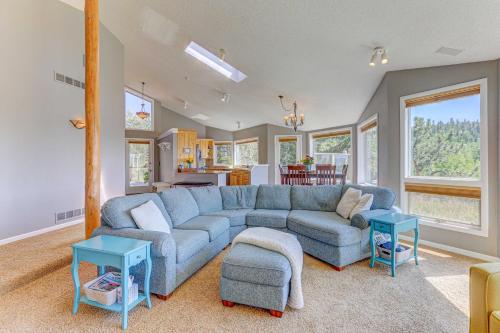 Mountain Views and Hot Tub Airy Forest Escape! in 櫻桃灣 Mountain Views and Hot Tub Airy Forest Escape! in 櫻桃灣