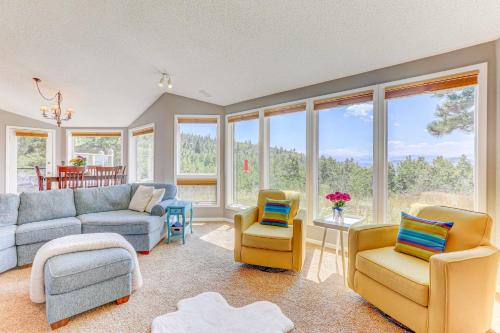 Mountain Views and Hot Tub Airy Forest Escape! in 櫻桃灣 Mountain Views and Hot Tub Airy Forest Escape! in 櫻桃灣