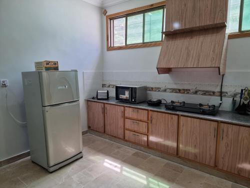 주방, Srinagar Homes in 무자파라바드 주방, Srinagar Homes in 무자파라바드