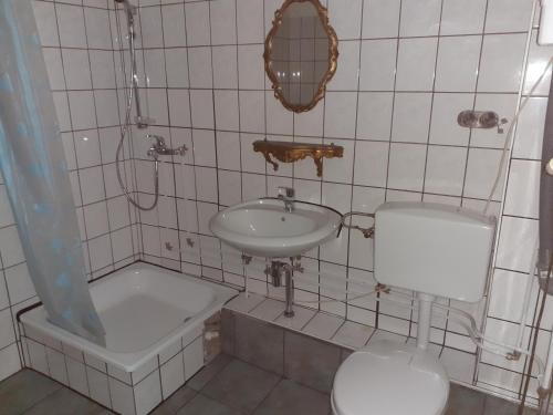 Bathroom, Schloss Ottendorf in Bahretal Bathroom, Schloss Ottendorf in Bahretal