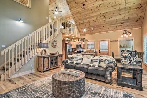 Sevierville Cabin Deck with Foosball and Hot Tub! in ชานเมืองพีเจี้ยน ฟอร์จ Sevierville Cabin Deck with Foosball and Hot Tub! in ชานเมืองพีเจี้ยน ฟอร์จ