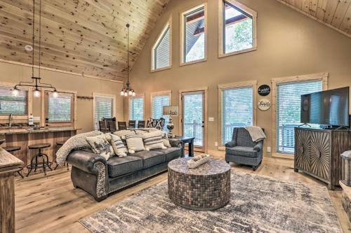 Sevierville Cabin Deck with Foosball and Hot Tub! in ชานเมืองพีเจี้ยน ฟอร์จ Sevierville Cabin Deck with Foosball and Hot Tub! in ชานเมืองพีเจี้ยน ฟอร์จ