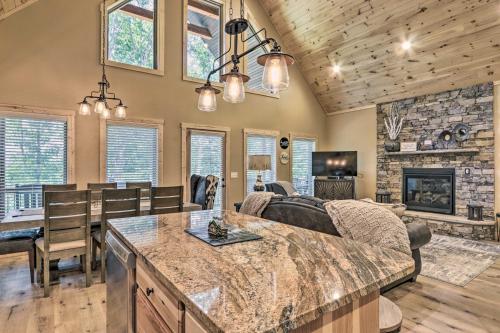 Sevierville Cabin Deck with Foosball and Hot Tub! in ชานเมืองพีเจี้ยน ฟอร์จ Sevierville Cabin Deck with Foosball and Hot Tub! in ชานเมืองพีเจี้ยน ฟอร์จ